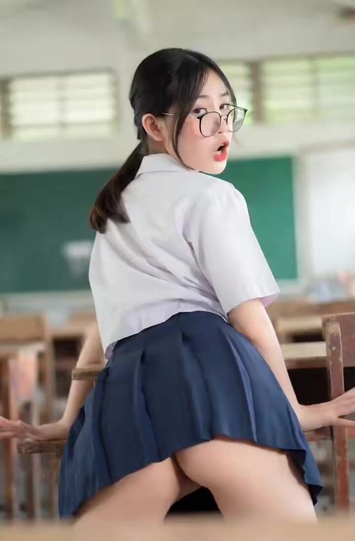 Em học sinh hàng ngon khoe hàng thủ dâm gạ trai